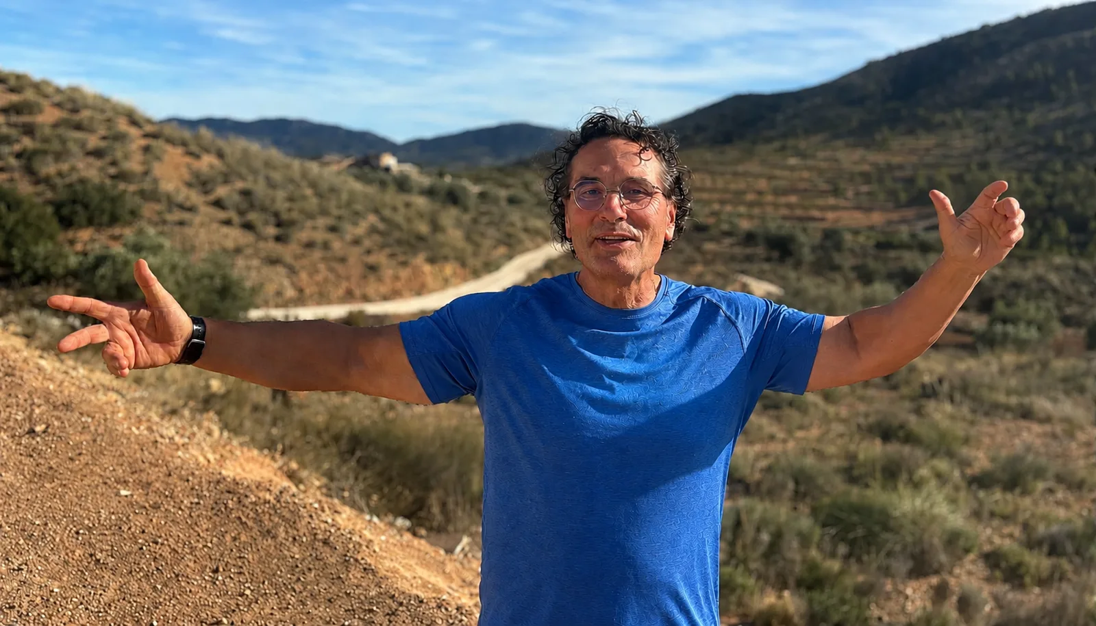 Pasqual, arms wide open, on a path in the Costa Blanca hills